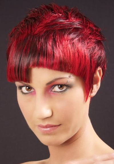 czerwona fryzura krótka z asymetryczną grzywką 30